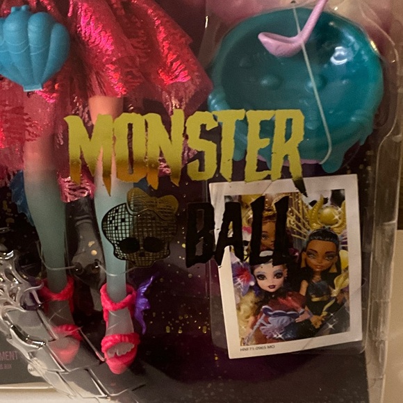 Monster High Lagoona Blue Doll with Pink and Blue Outfit - Picture 2 of 6